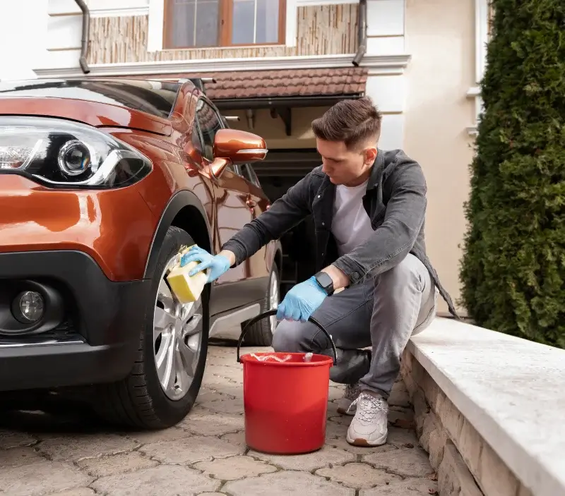 Lavage auto à domicile Béhuard : professionnel intervenant sur un véhicule